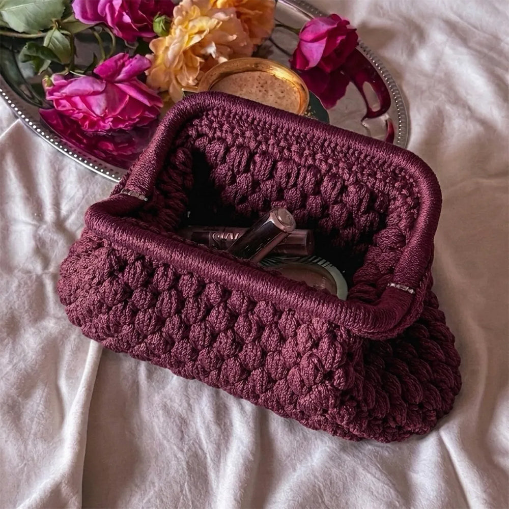 Pochette nuage au crochet avec fermoir métallique caché – bordeaux