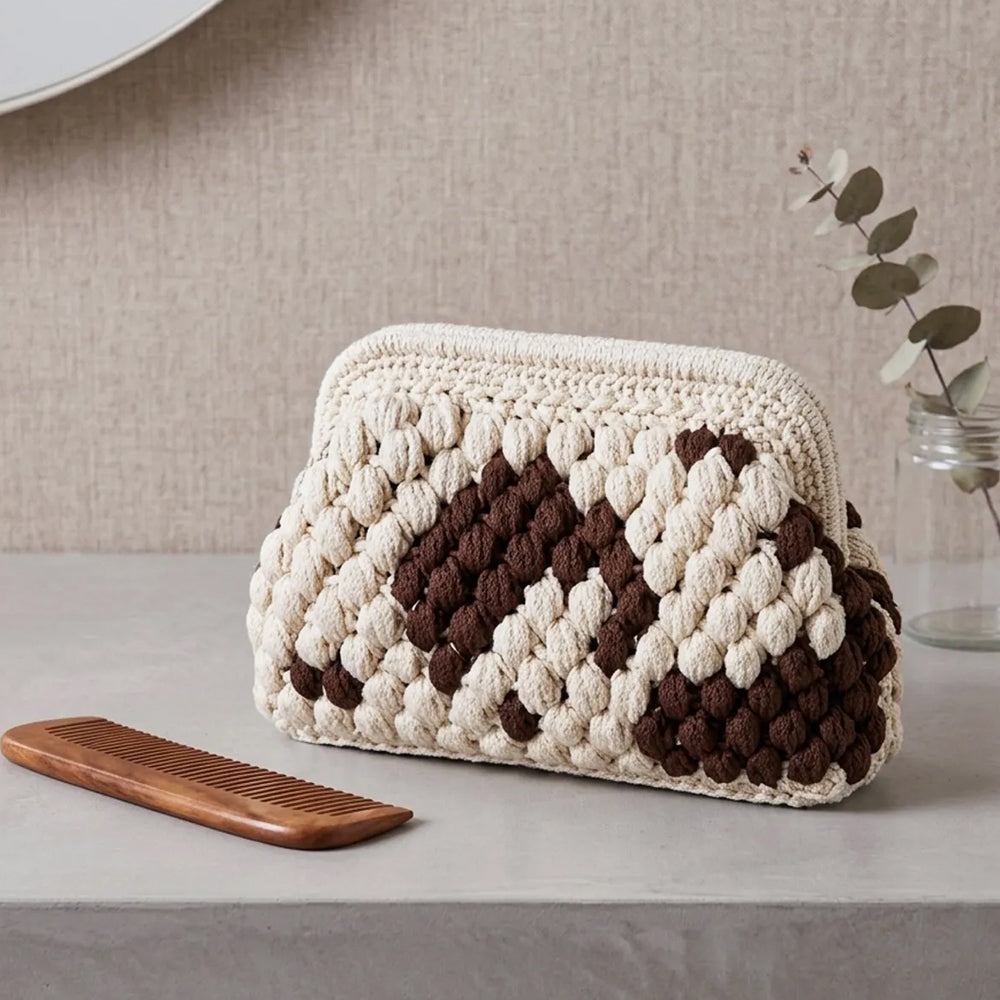 Gehäkelte Cloud-Clutch mit verstecktem Metallverschluss – Kuhmuster
