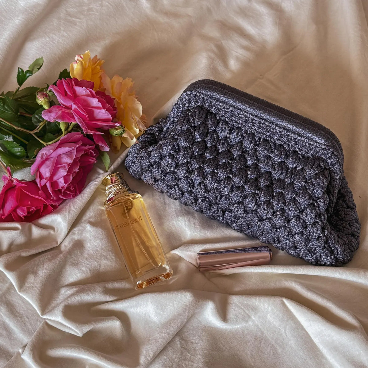 Gehäkelte Cloud-Clutch mit verstecktem Metallverschluss – Lila-Grau