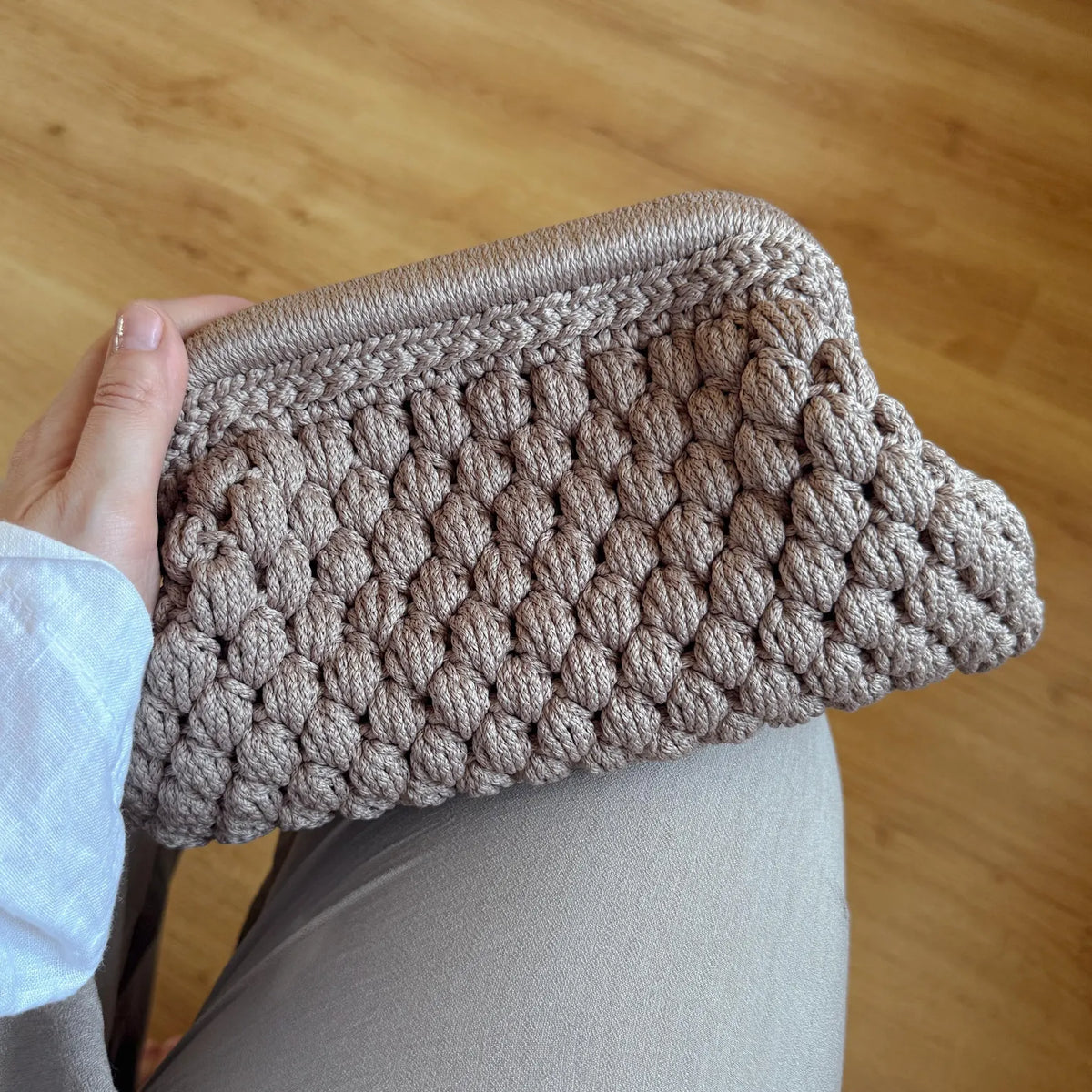 Gehäkelte Cloud-Clutch mit verstecktem Metallverschluss – Nasser Sand