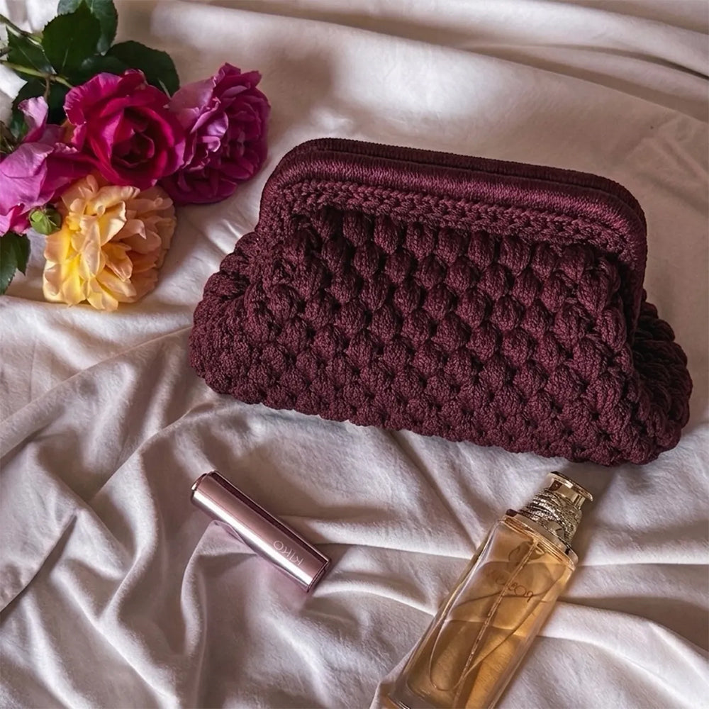 Pochette nuage au crochet avec fermoir métallique caché – bordeaux