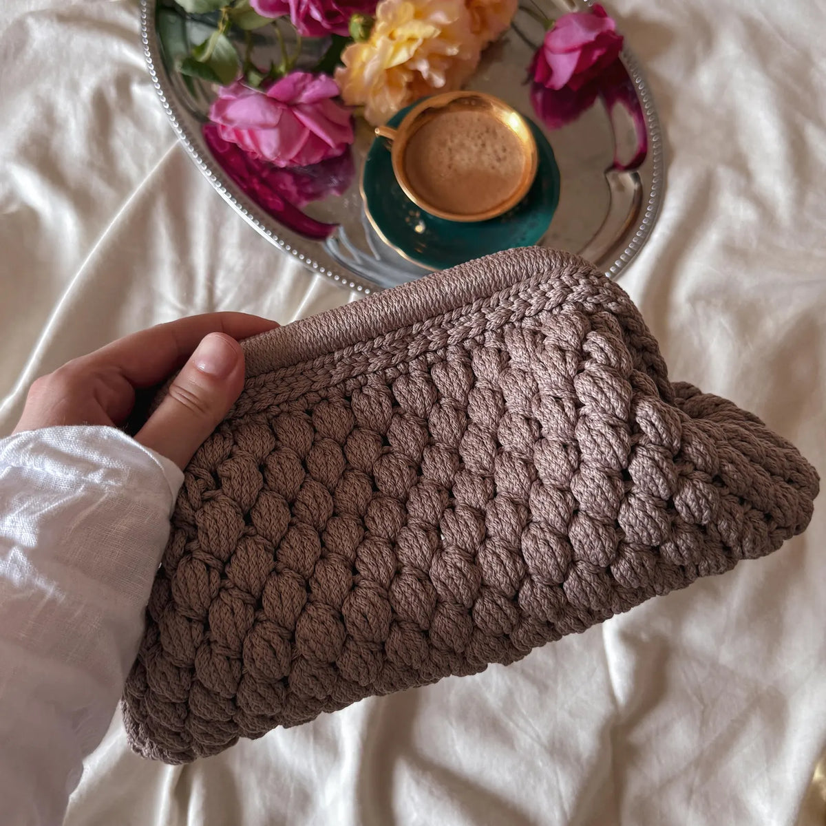 Gehäkelte Cloud-Clutch mit verstecktem Metallverschluss – Nasser Sand