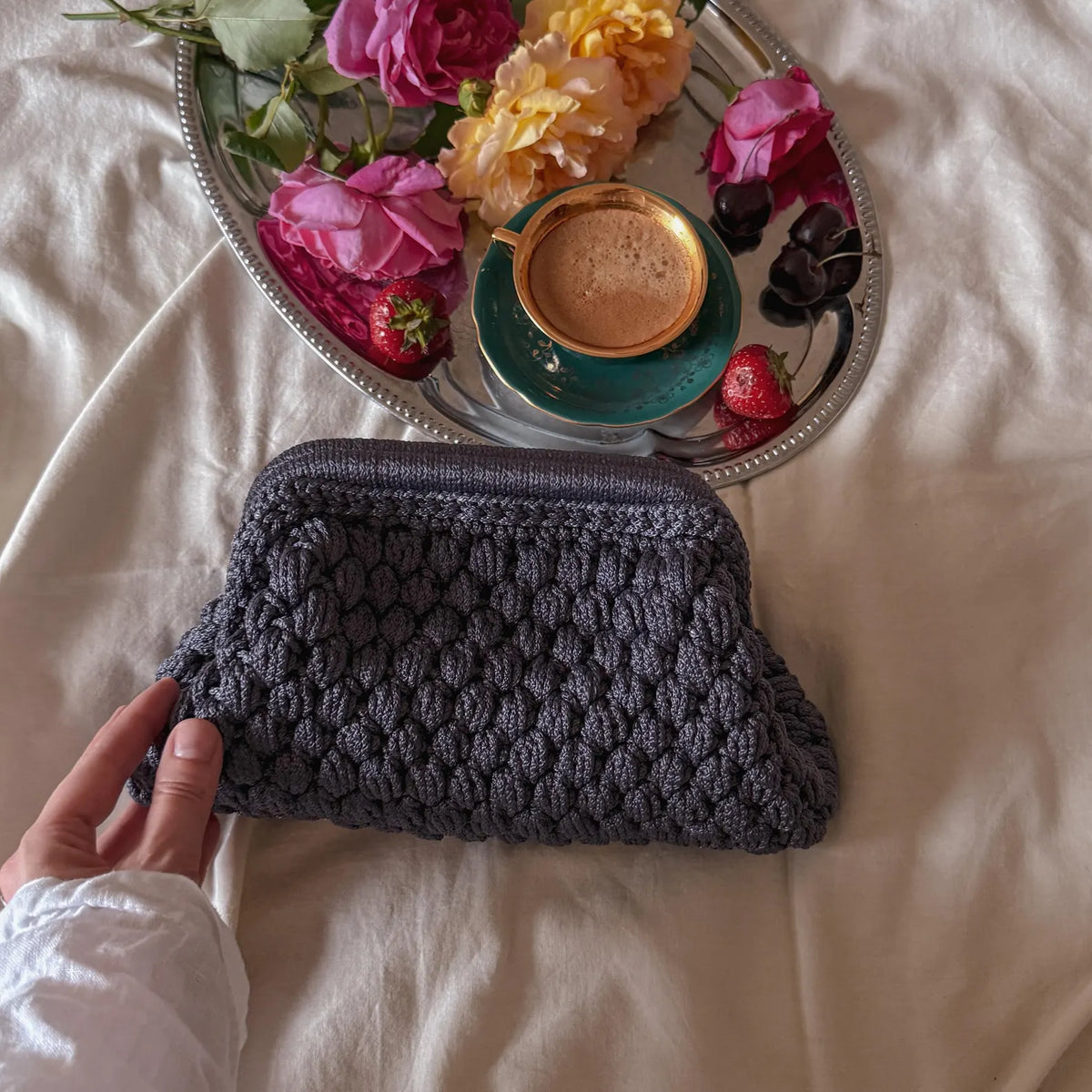 Gehäkelte Cloud-Clutch mit verstecktem Metallverschluss – Lila-Grau