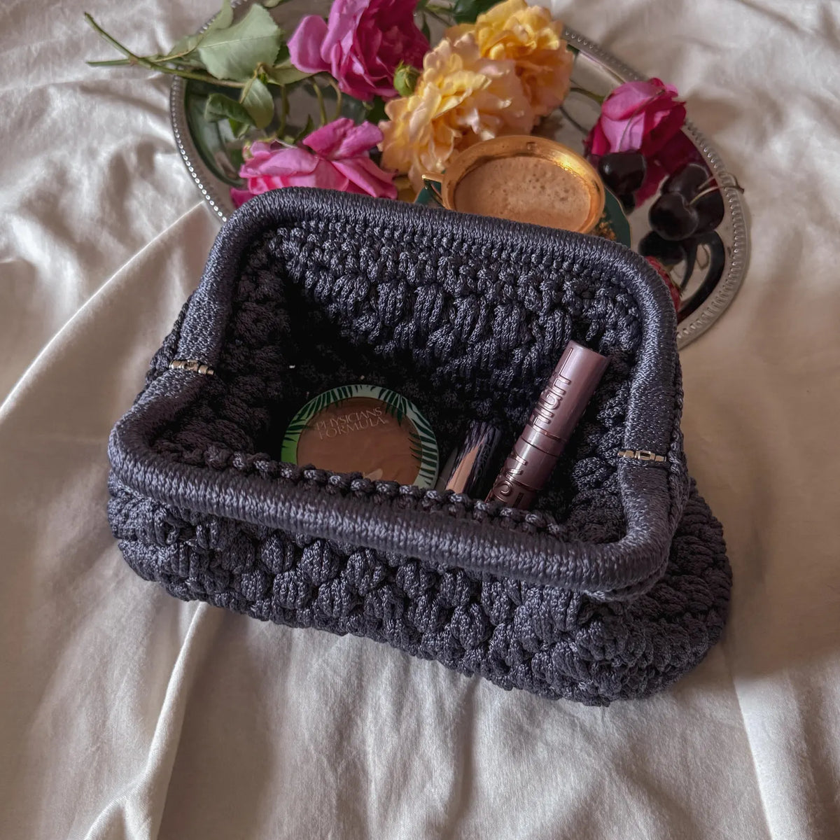 Gehäkelte Cloud-Clutch mit verstecktem Metallverschluss – Lila-Grau
