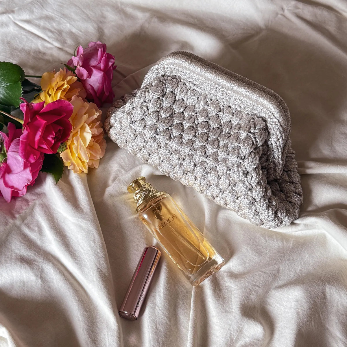 Gehäkelte Cloud-Clutch mit verstecktem Metallverschluss – Silber