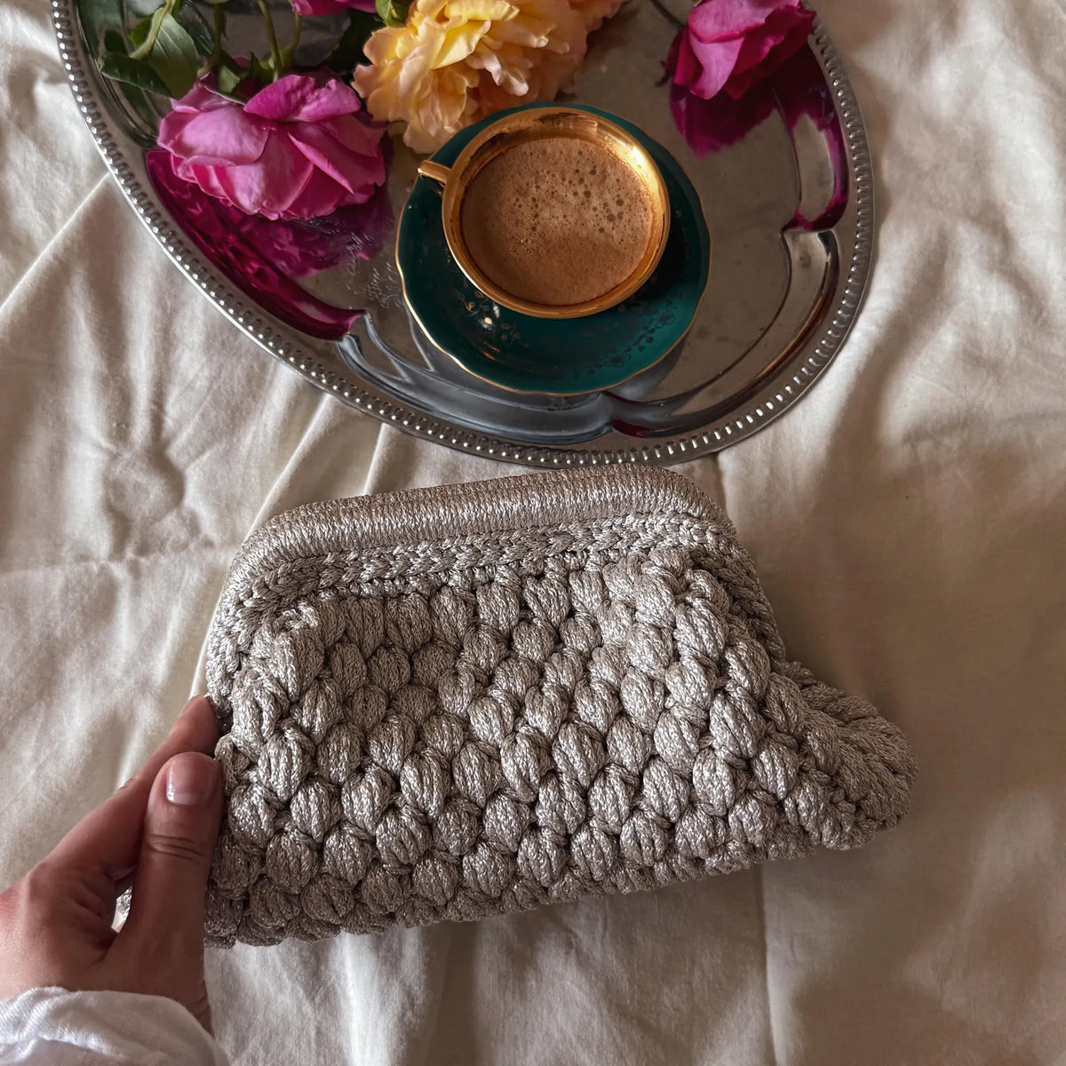 Gehäkelte Cloud-Clutch mit verstecktem Metallverschluss – Silber