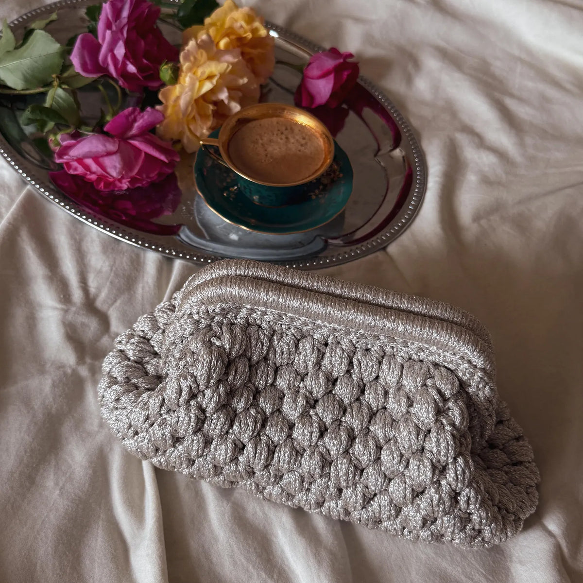 Gehäkelte Cloud-Clutch mit verstecktem Metallverschluss – Silber