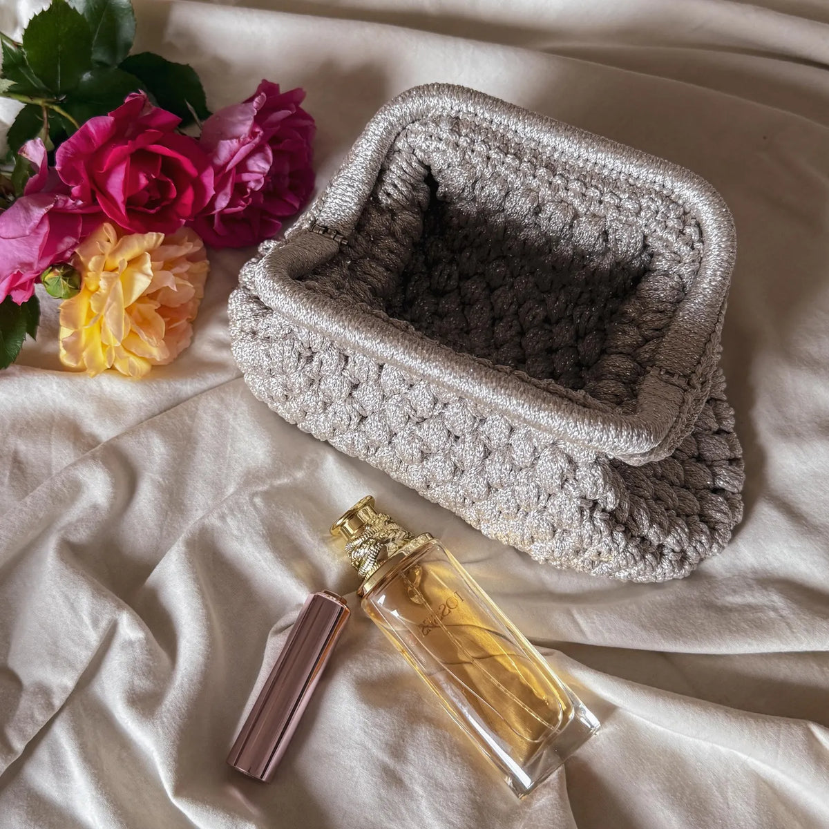 Gehäkelte Cloud-Clutch mit verstecktem Metallverschluss – Silber