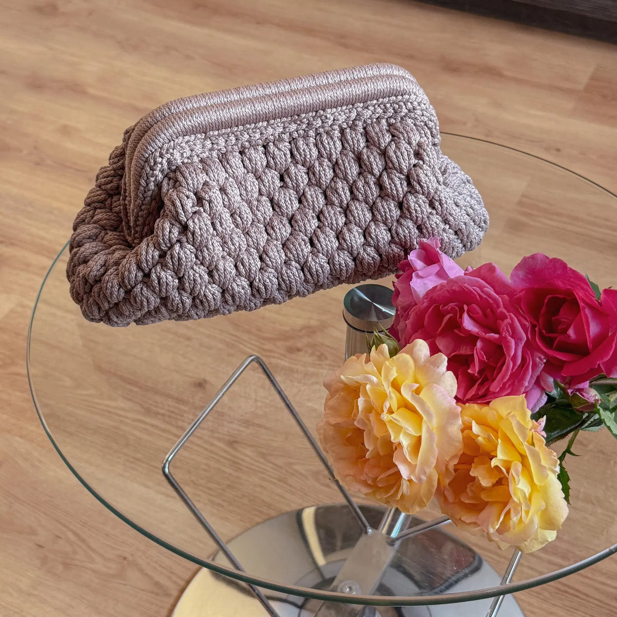 Gehäkelte Cloud-Clutch mit verstecktem Metallverschluss – Nasser Sand
