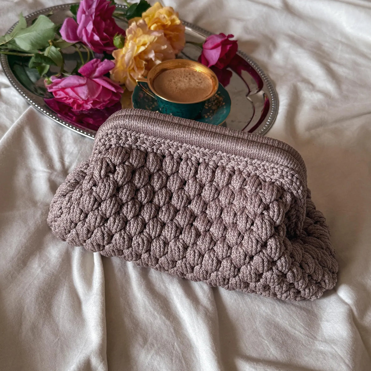 Gehäkelte Cloud-Clutch mit verstecktem Metallverschluss – Nasser Sand