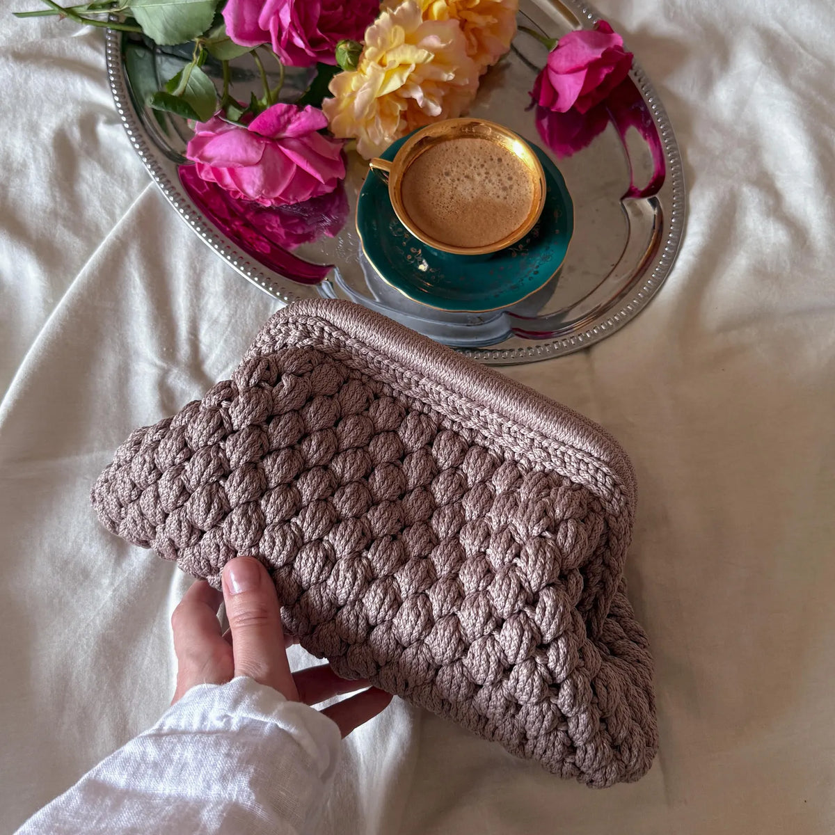 Gehäkelte Cloud-Clutch mit verstecktem Metallverschluss – Nasser Sand