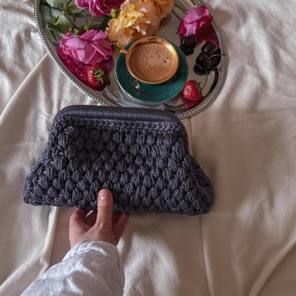 Gehäkelte Cloud-Clutch mit verstecktem Metallverschluss – Lila-Grau