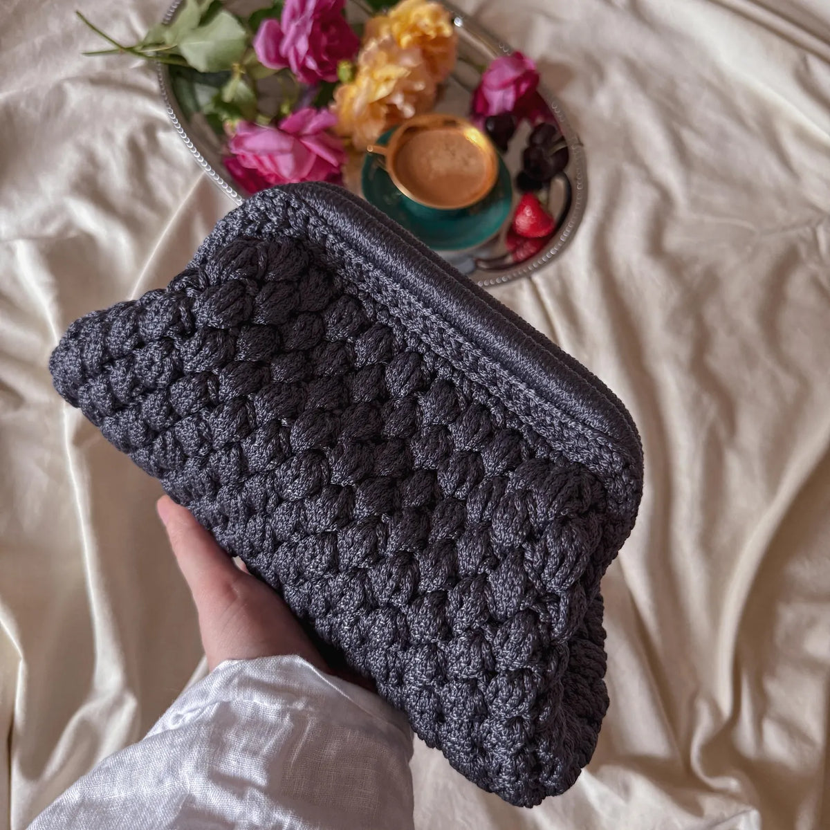 Gehäkelte Cloud-Clutch mit verstecktem Metallverschluss – Lila-Grau