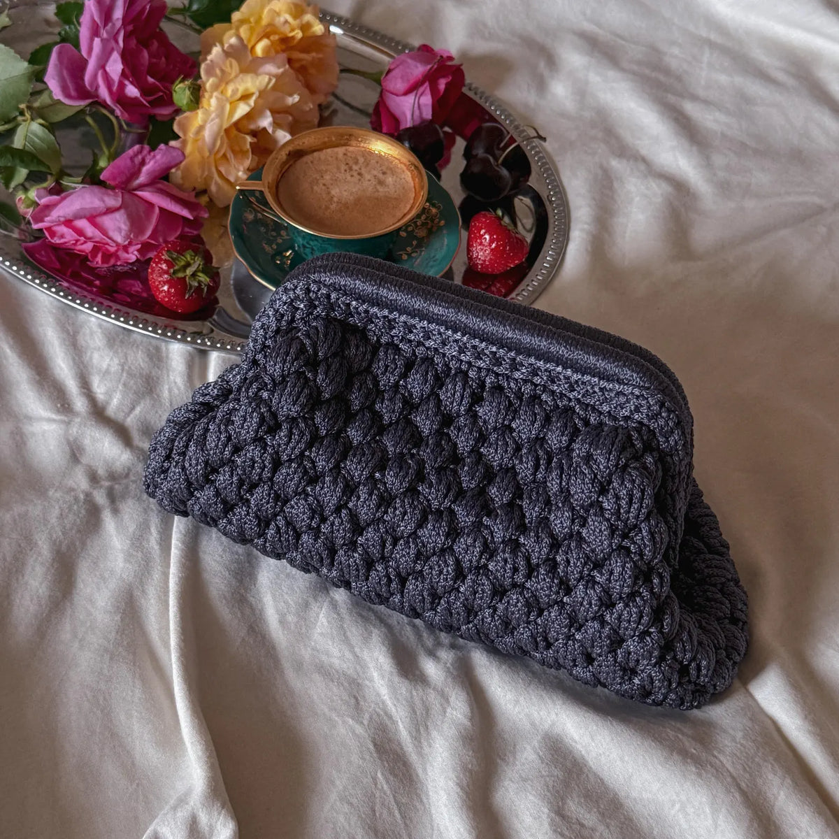 Gehäkelte Cloud-Clutch mit verstecktem Metallverschluss – Lila-Grau