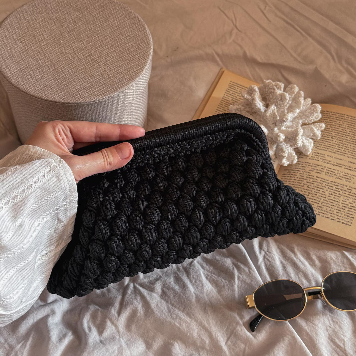 Gehäkelte Cloud-Clutch mit verstecktem Metallverschluss – Schwarz