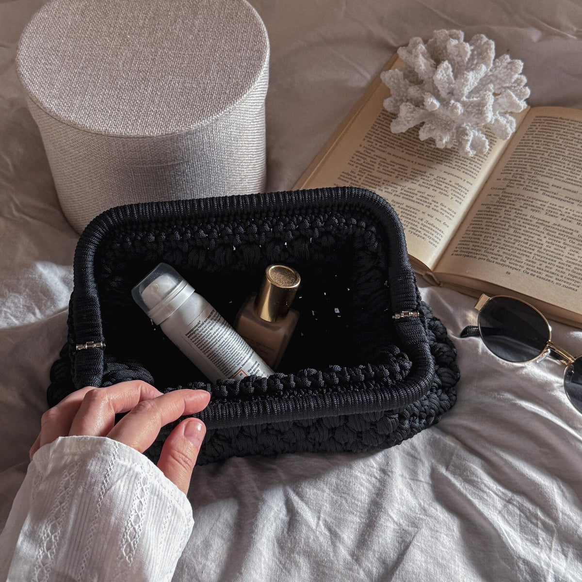 Gehäkelte Cloud-Clutch mit verstecktem Metallverschluss – Schwarz