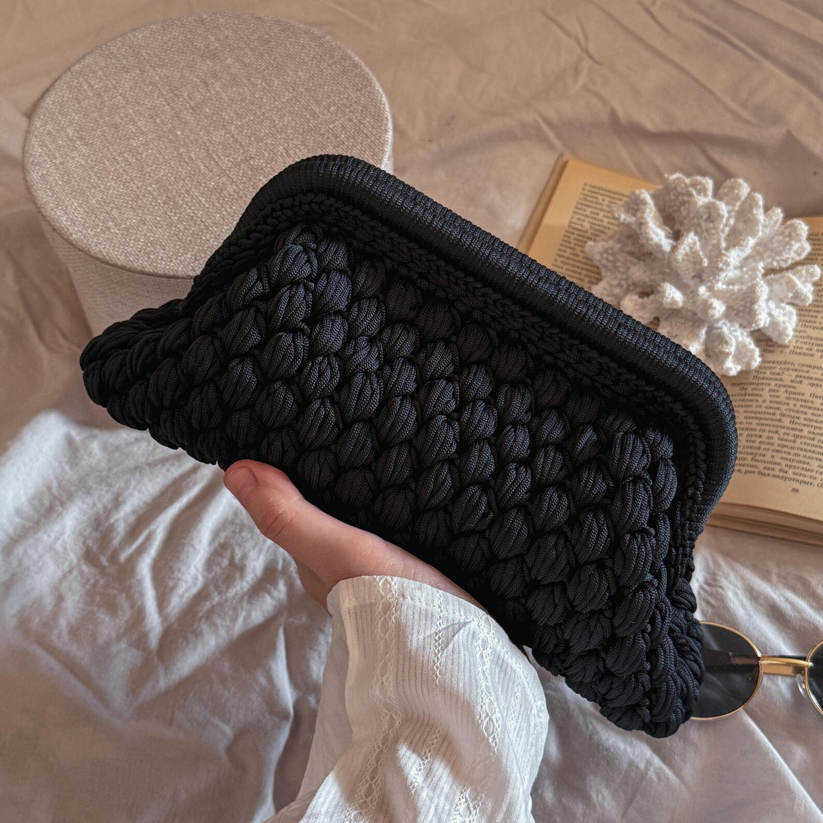 Gehäkelte Cloud-Clutch mit verstecktem Metallverschluss – Schwarz