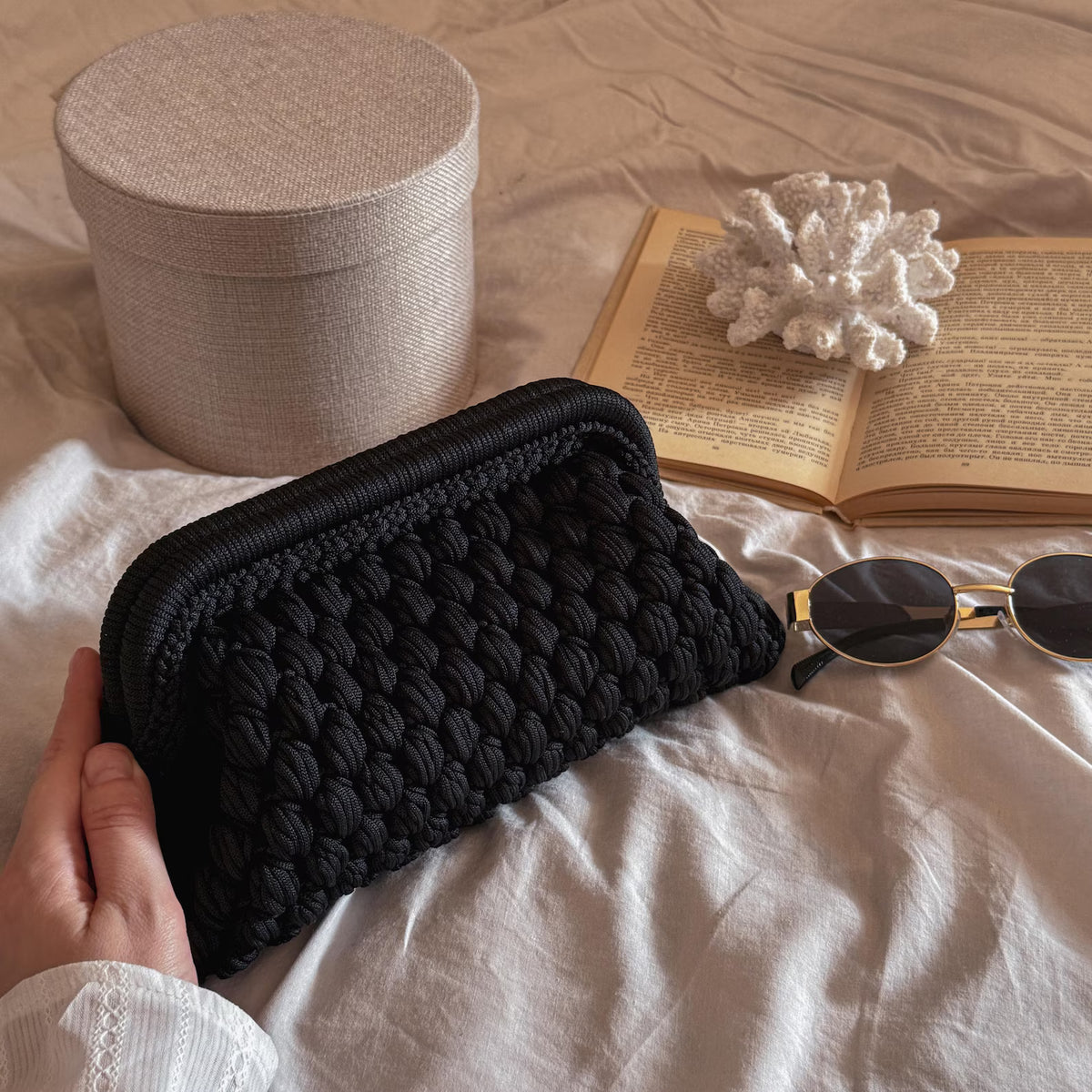 Gehäkelte Cloud-Clutch mit verstecktem Metallverschluss – Schwarz