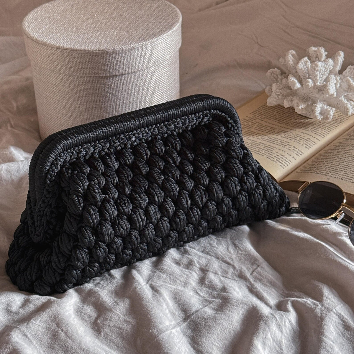 Gehäkelte Cloud-Clutch mit verstecktem Metallverschluss – Schwarz