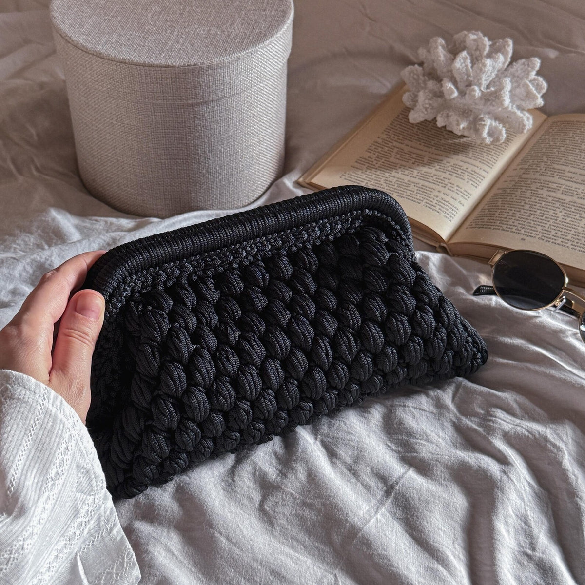 Gehäkelte Cloud-Clutch mit verstecktem Metallverschluss – Schwarz