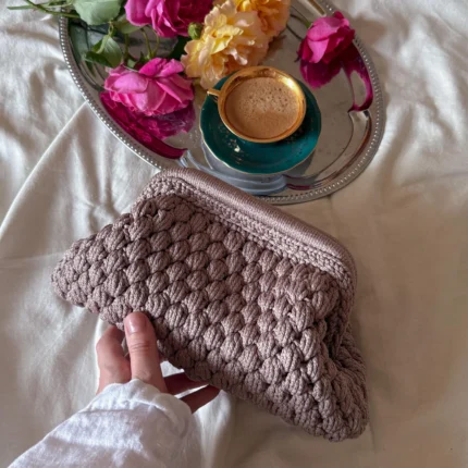 Virkattu pilvimallinen clutch piilotetulla metallilukolla – märkä hiekka