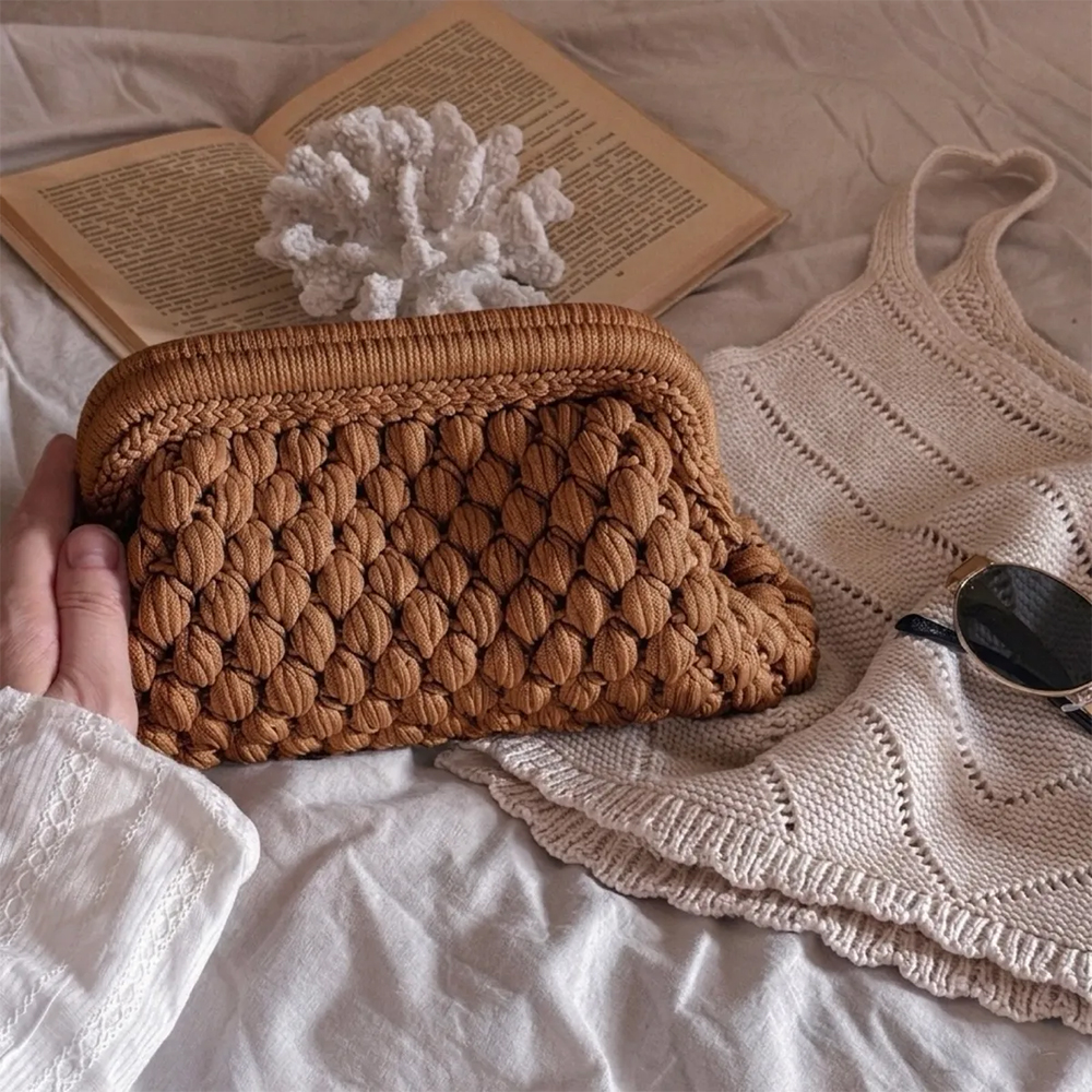 Crochet Cloud Clutch with Hidden Metal Locker - Cinnamon Roll_0000_3761dd